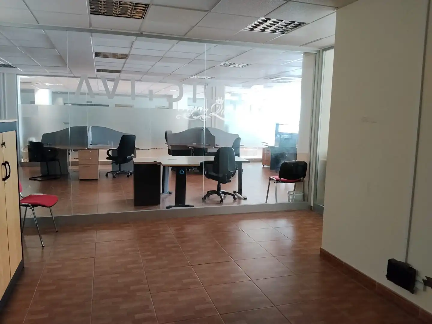 Büro zur Miete in Marbella mit Klimaanlage, Terrasse und Möbliert