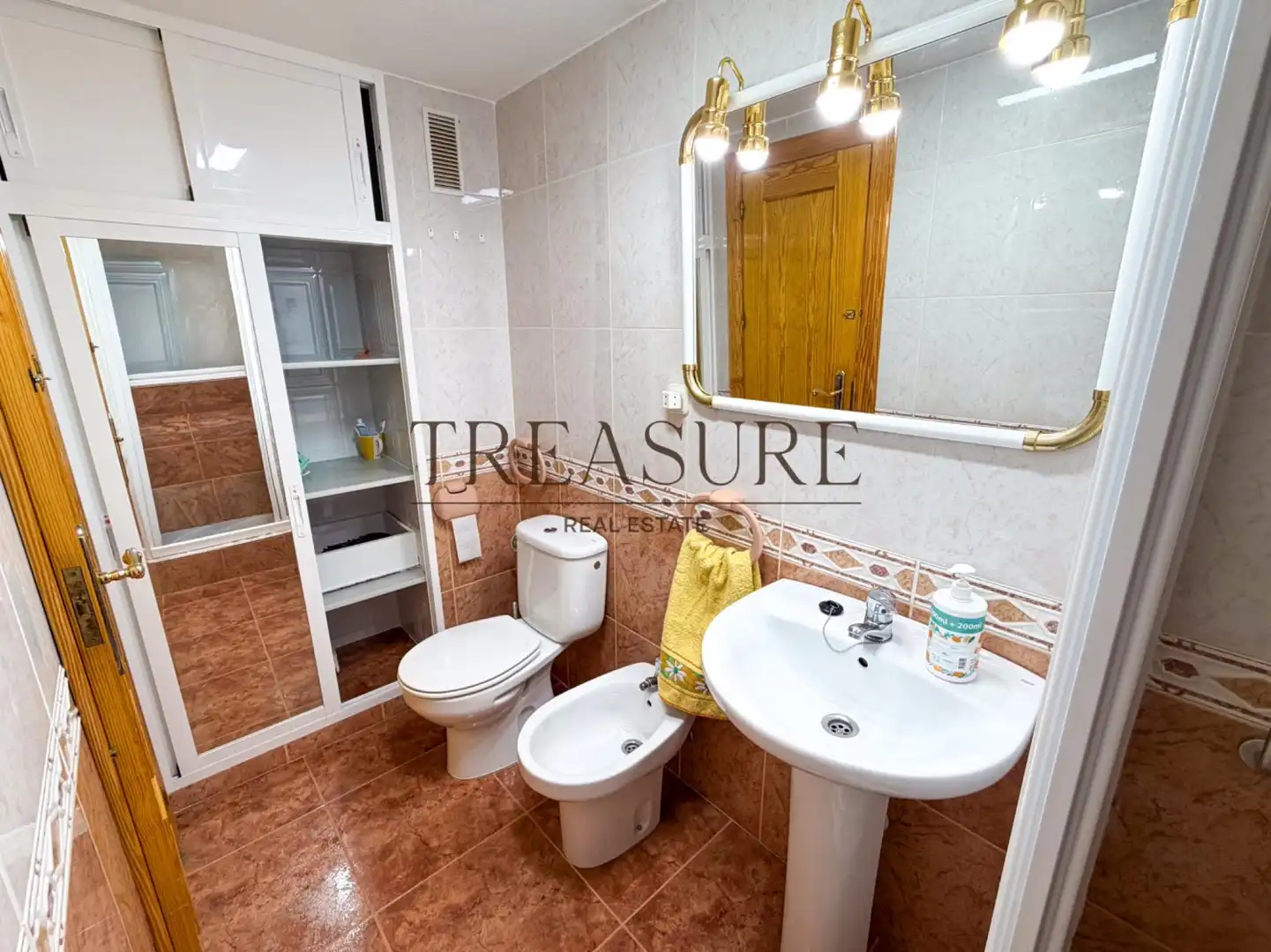 Baño de Apartamento en venta en La Manga del Mar Menor con Terraza y Balcón