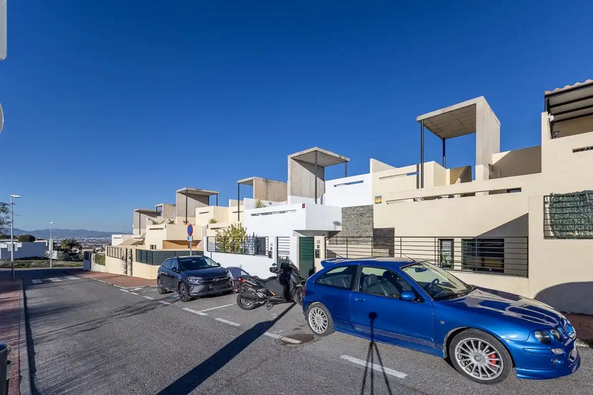 Vista exterior de Casa adosada en venta en Las Gabias con Piscina comunitaria