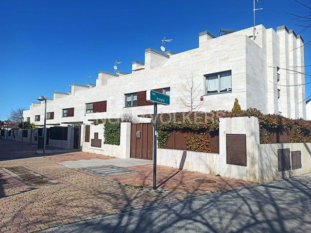 Exterior view of House or chalet for sale in Pozuelo de Alarcón  with Air Conditioner, Heating and Private garden