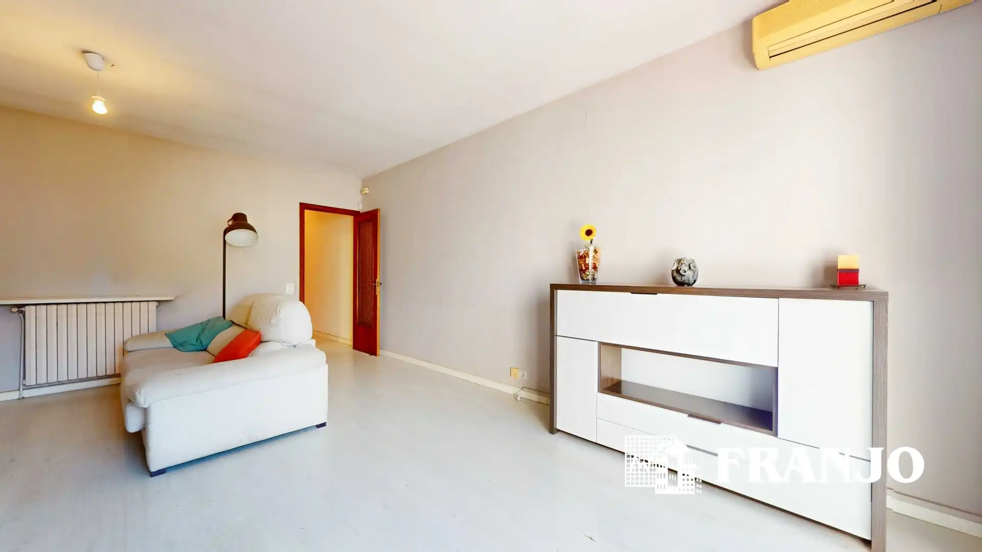 Sala d'estar de Casa adosada en venda en Sabadell amb Aire condicionat, Calefacció i Jardí privat
