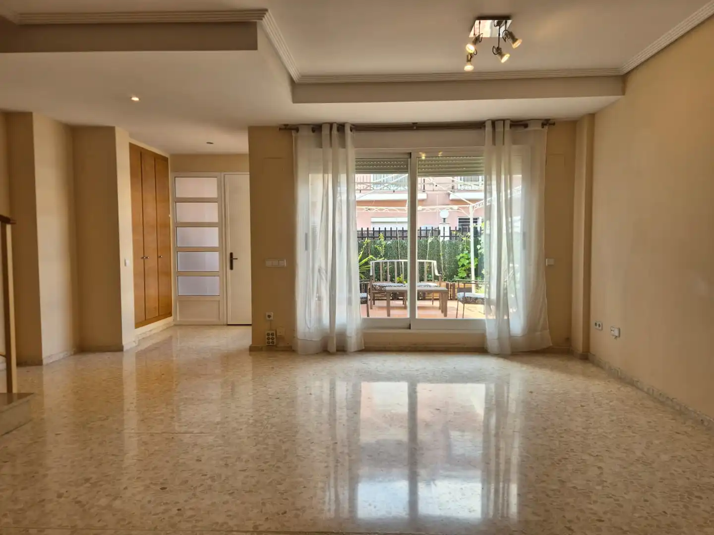 Sala d'estar de Casa adosada en venda en Moncada amb Aire condicionat, Calefacció i Terrassa