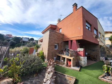 Casa amb balcó en venda a Calella