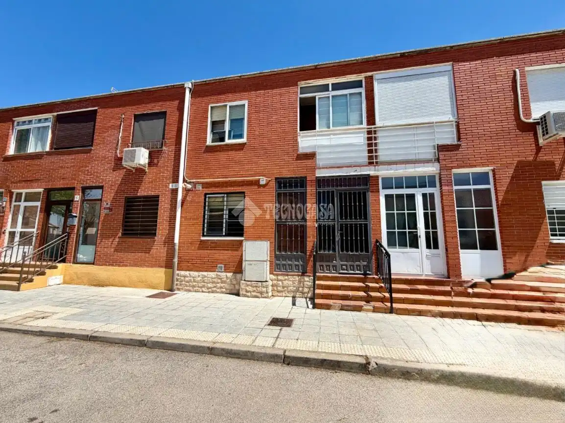 Vista exterior de Casa adosada en venda en Azuqueca de Henares
