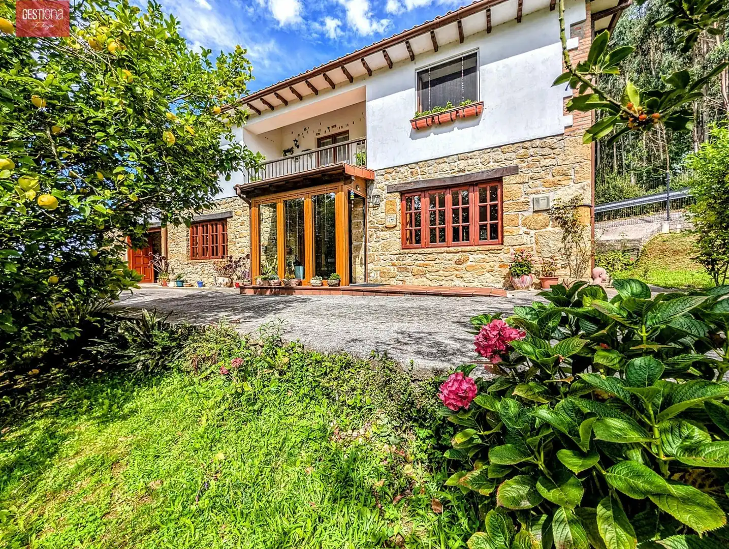 Vista exterior de Casa o chalet en venta en Escalante con Jardín privado y Balcón