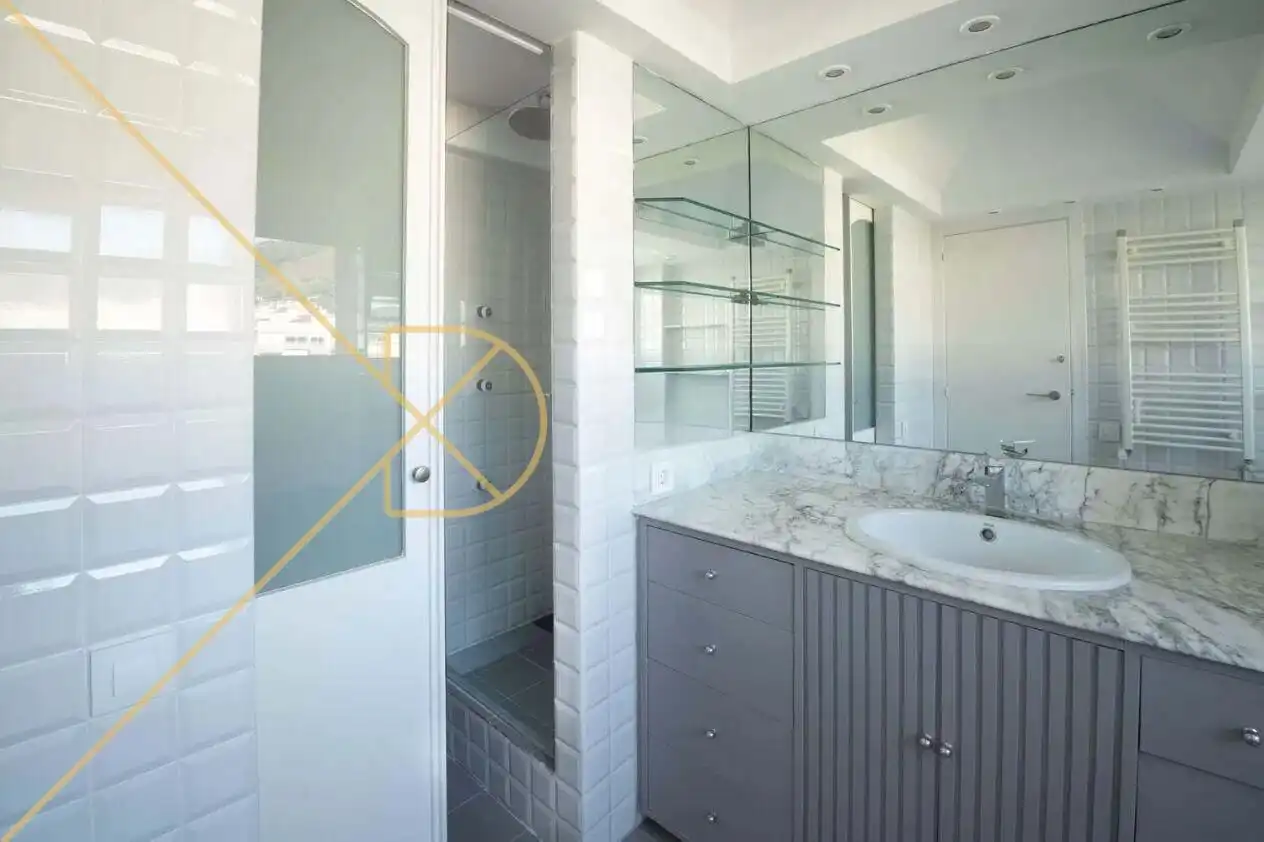 Badezimmer von Wohnung zum Verkauf in Barcelona mit Parkett
