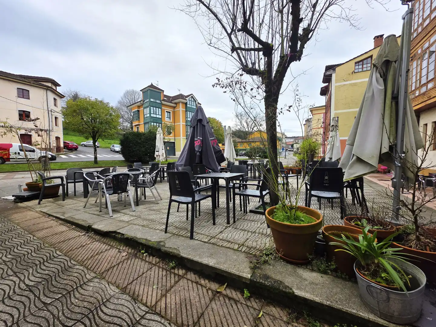 Terrasse von Einfamilien-Reihenhaus zum Verkauf in Nava mit Terrasse