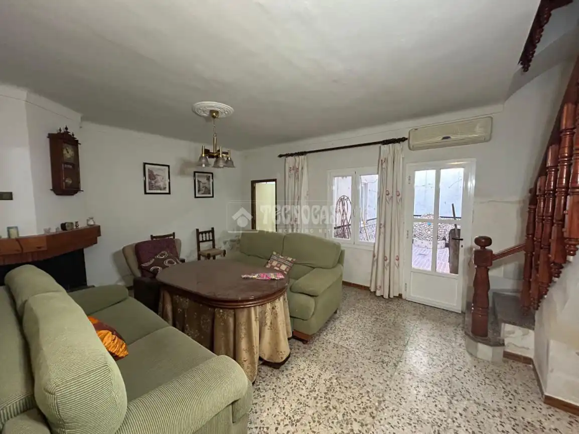 Sala d'estar de Casa adosada en venda en Baeza amb Aire condicionat i Balcó