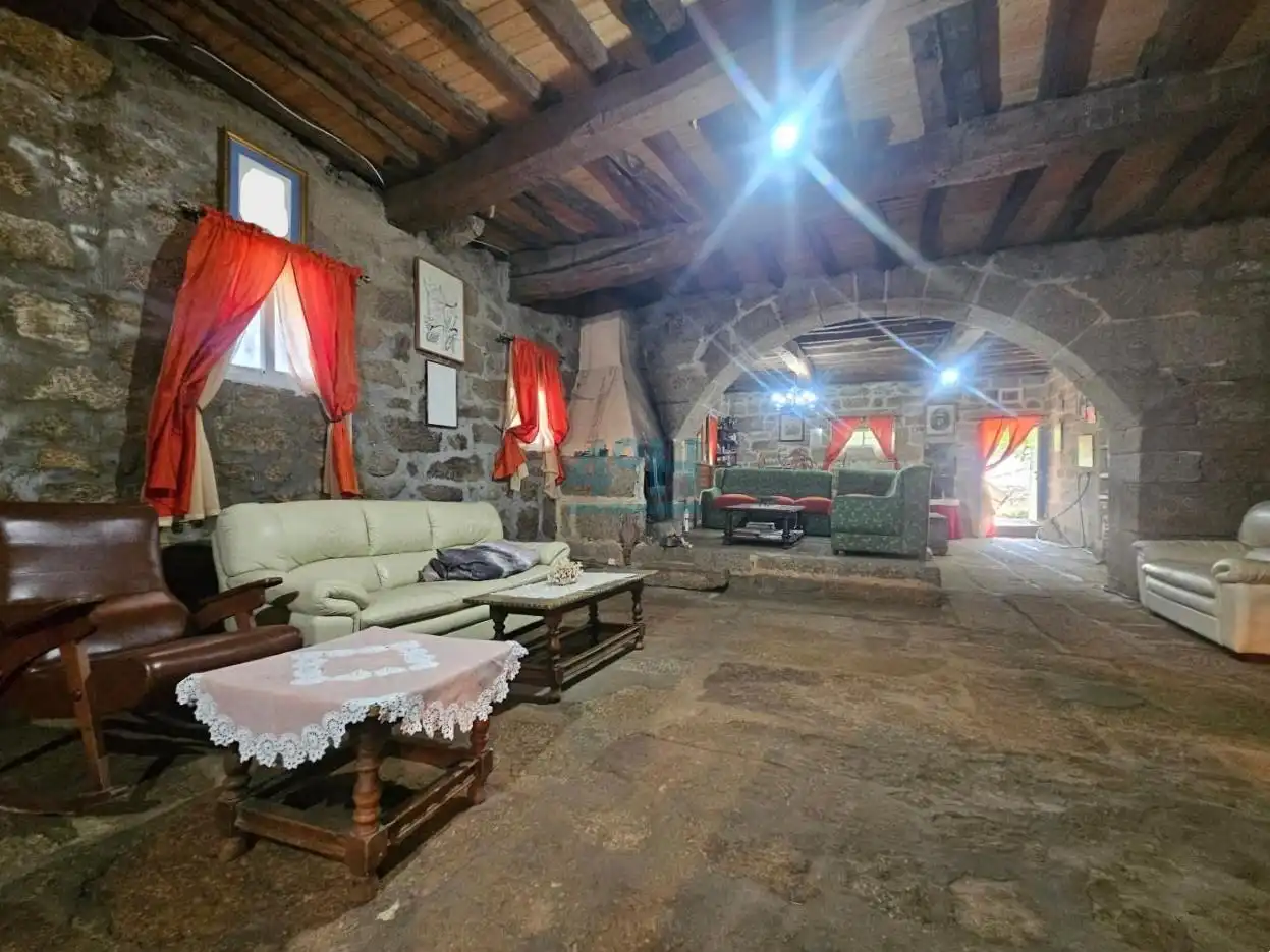 Finca rústica en venta en Beade  con Jardín privado y Amueblado