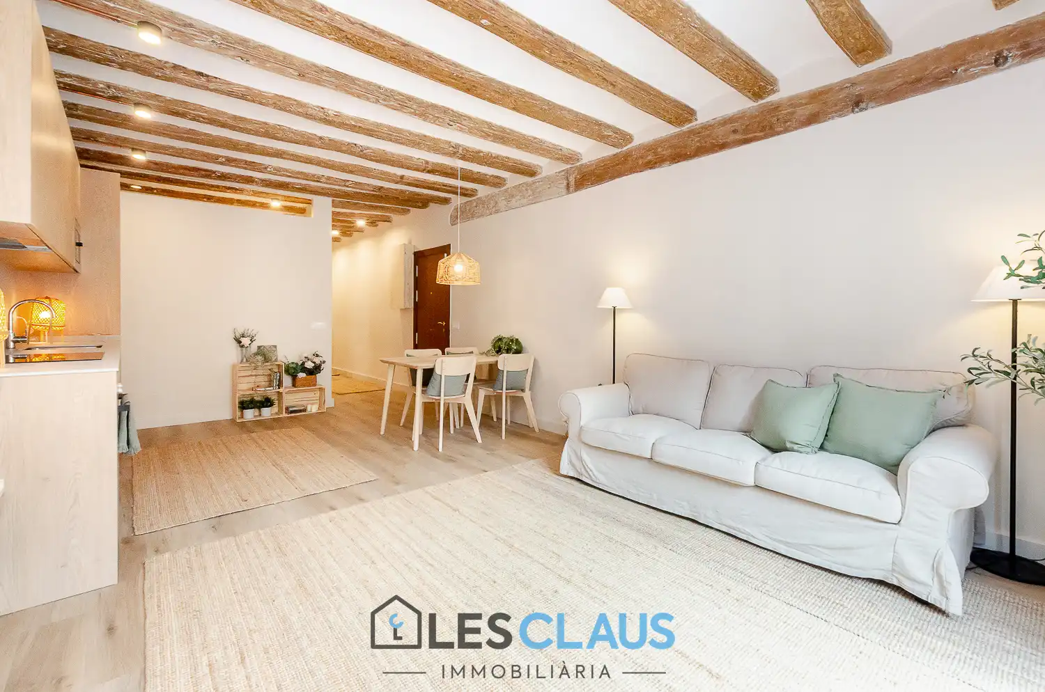 Außenansicht von Wohnung zum Verkauf in Barcelona mit Parkett, Ofen und Mikrowelle