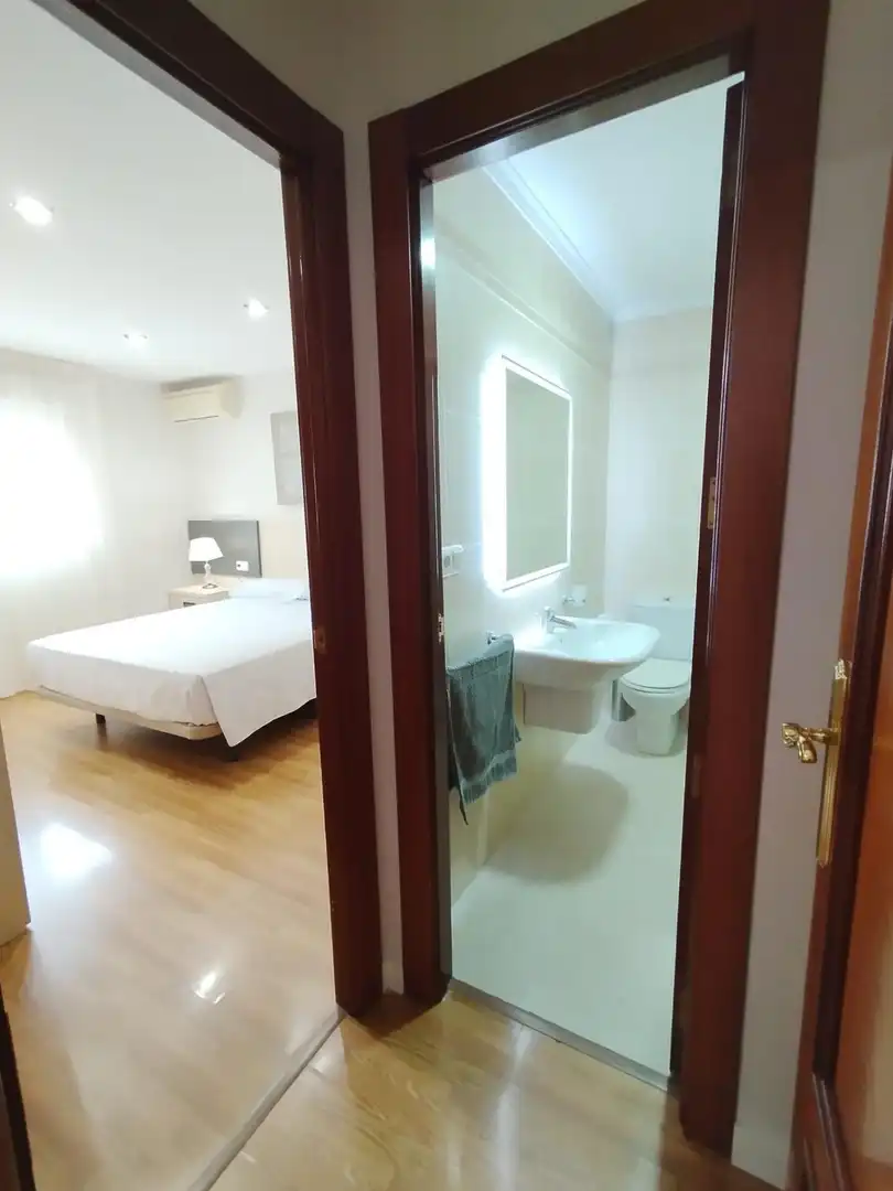 Bathroom of Flat for rent in Granada  with Air Conditioner, Heating and Furnished