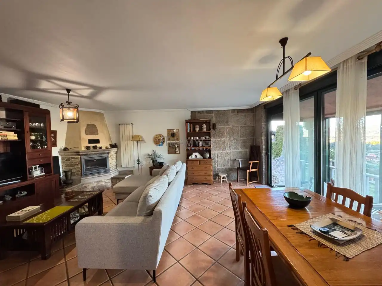 Sala d'estar de Casa o xalet en venda en Redondela amb Calefacció, Jardí privat i Terrassa
