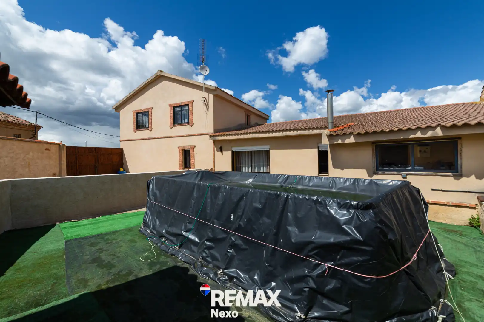 Vista exterior de Casa adosada en venda en San Agustín del Pozo amb Jardí privat, Traster i Moblat