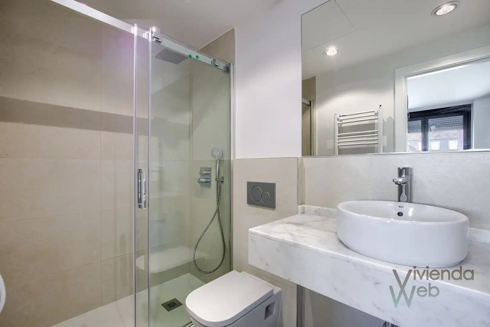 Bathroom of Flat for rent in Madrid  with Air Conditioner, Heating and Private garden