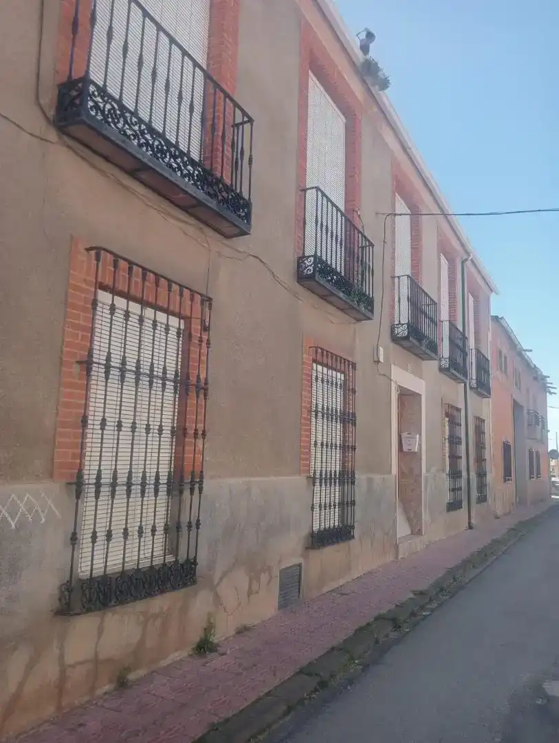 Vista exterior de Casa o xalet en venda en Carrión de Calatrava amb Aire condicionat i Balcó