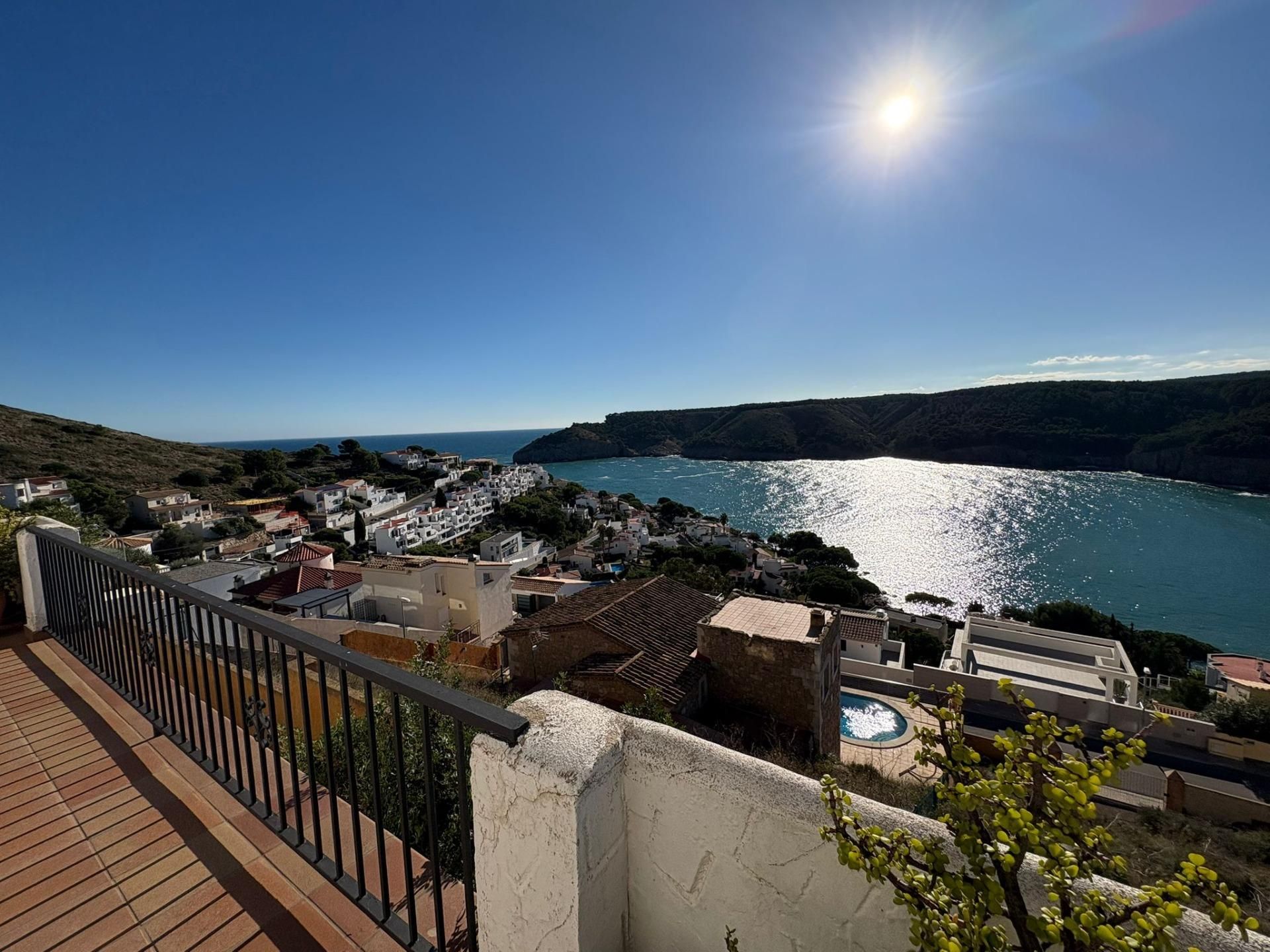 Vista exterior de Casa adosada en venda en L'Escala amb Aire condicionat