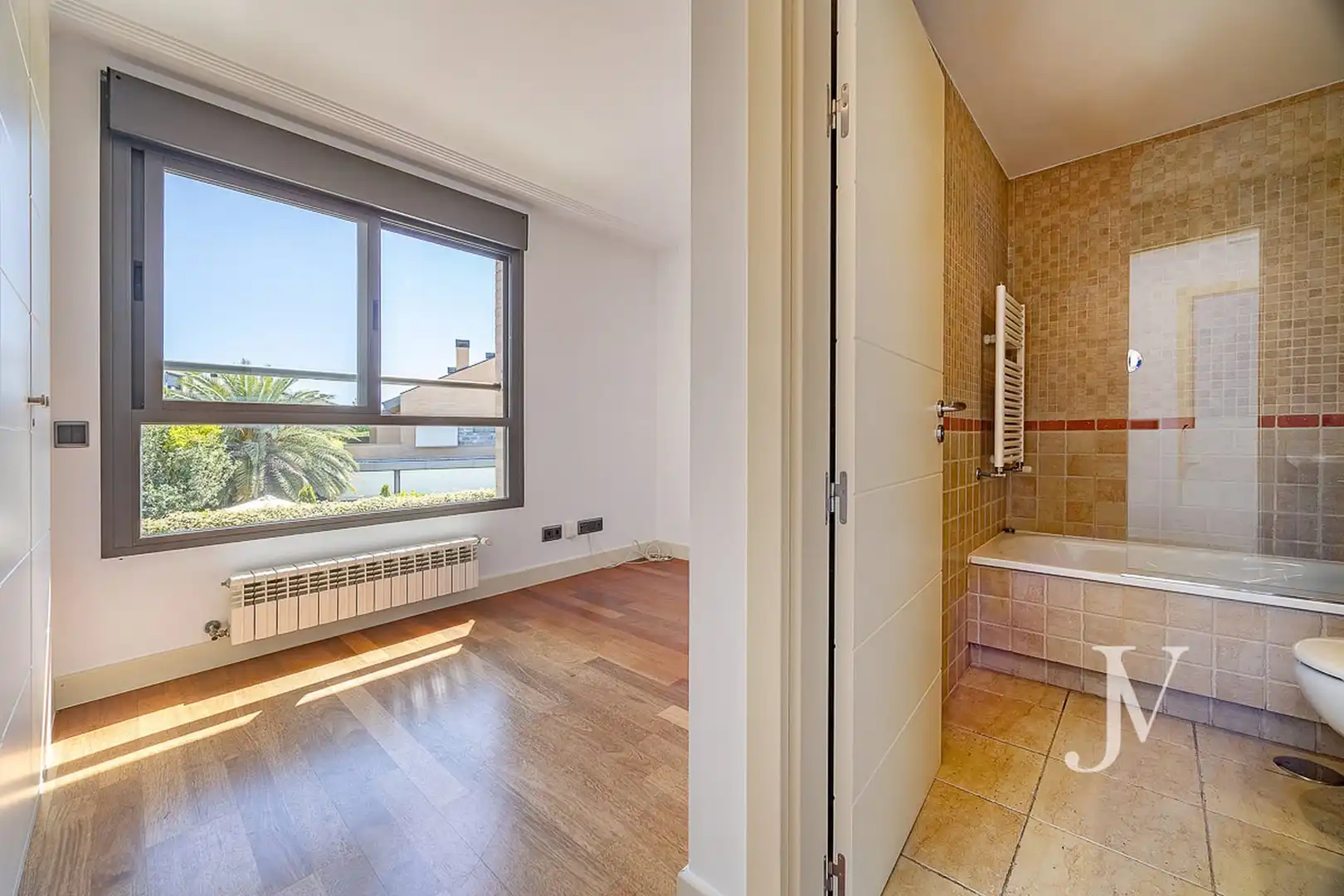 Badezimmer von Einfamilien-Reihenhaus zur Miete in La Moraleja mit Klimaanlage, Heizung und Privatgarten