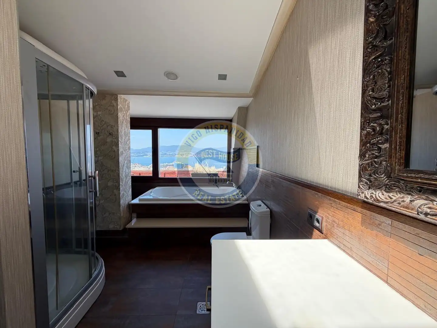 Badezimmer von Dachboden zur Miete in Vigo  mit Heizung, Parkett und Terrasse