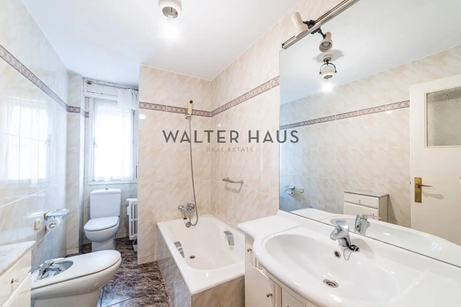 Bathroom of Flat for sale in Chamberí