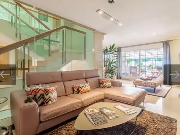 Sala d'estar de Casa o xalet en venda en Las Rozas de Madrid amb Aire condicionat i Terrassa