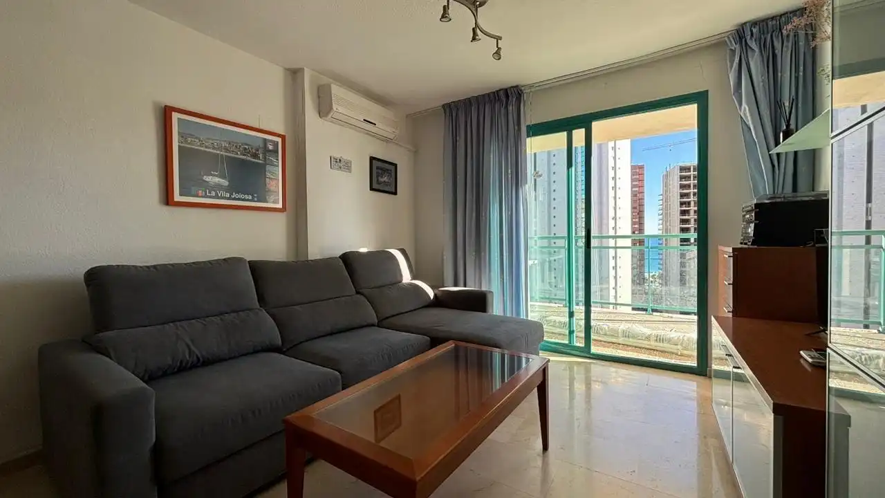 Sala d'estar de Apartament de lloguer en Villajoyosa / La Vila Joiosa amb Aire condicionat, Jardí privat i Terrassa