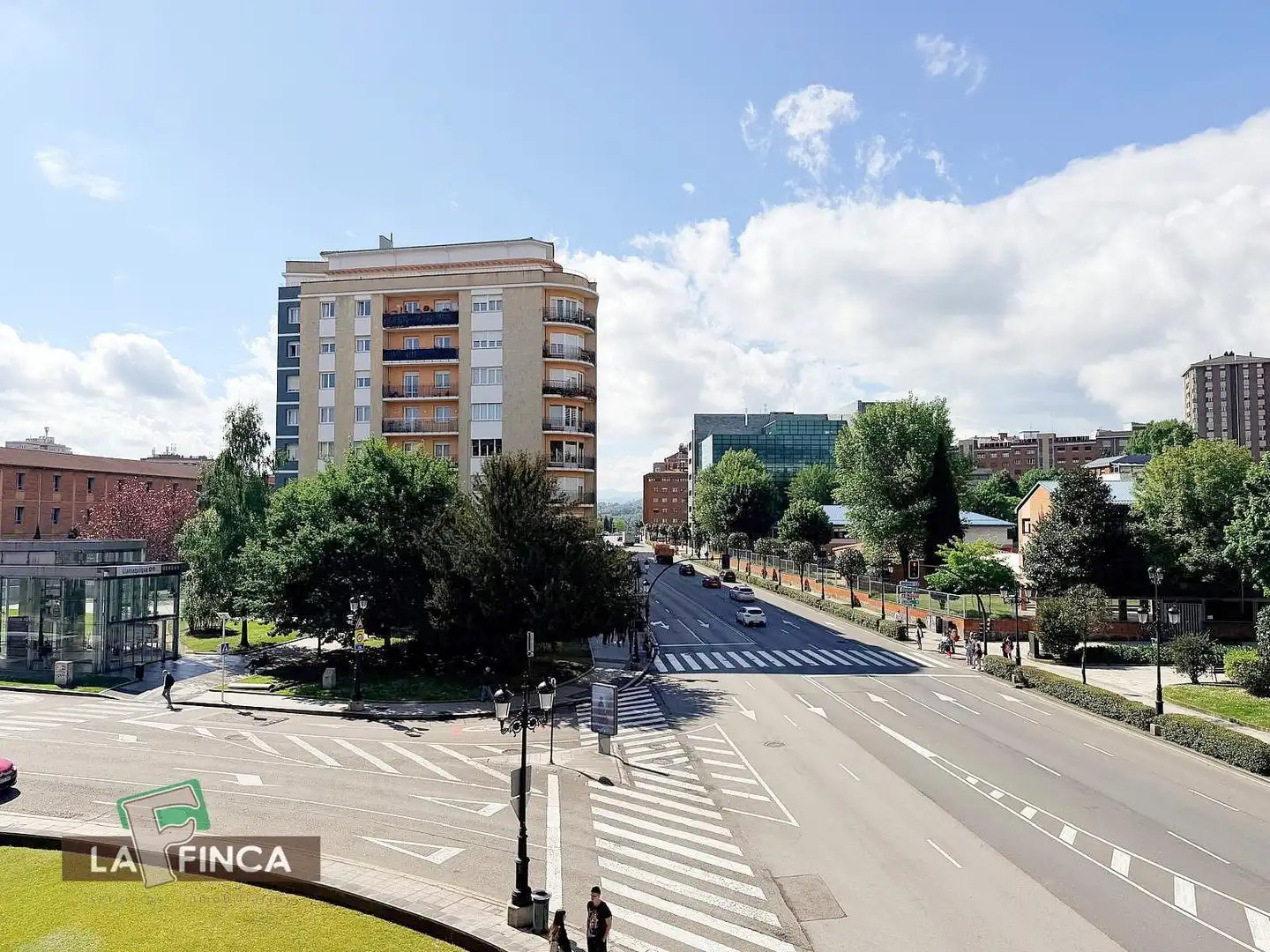 Vista exterior de Piso en venta en Oviedo  con Calefacción, Parquet y Terraza
