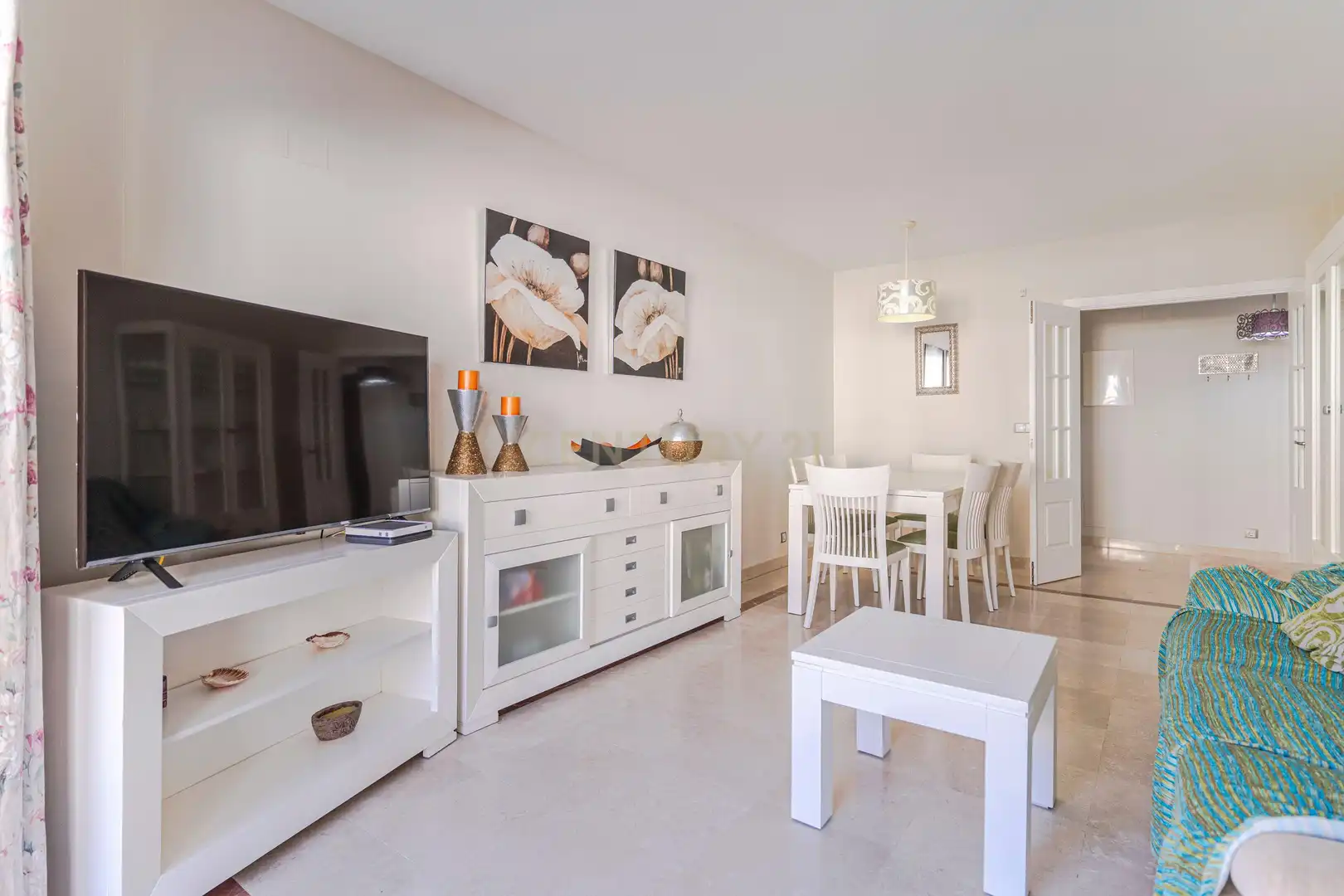 Wohnzimmer von Wohnung zum Verkauf in Manilva mit Privatgarten, Abstellraum und Gemeinschaftspool