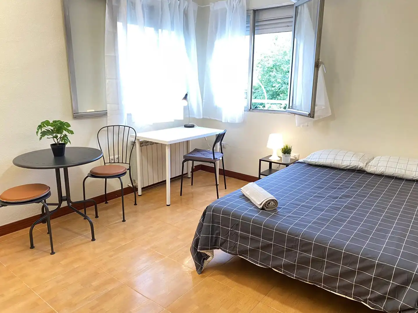 Room in Calle Pico de Alba, 1, Palomeras Bajas