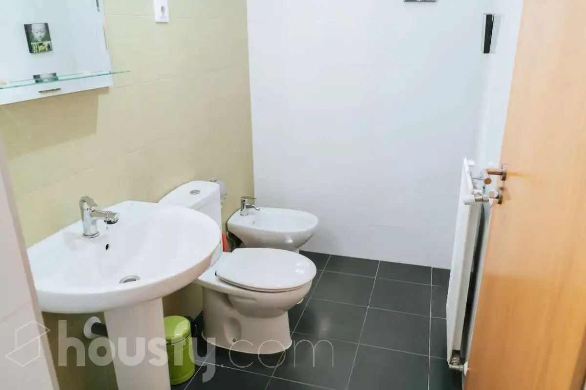 Baño de Piso de alquiler en Valdemoro con Parquet y Amueblado