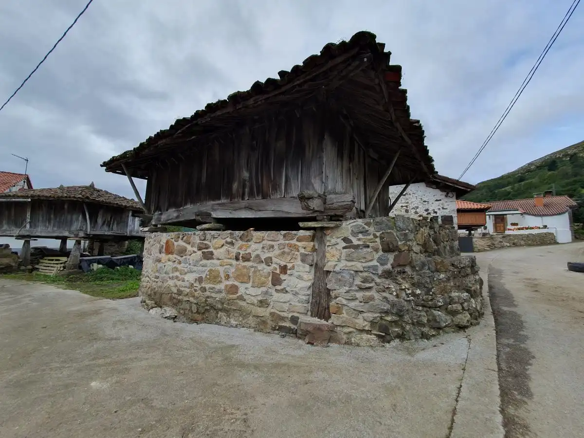 Vista exterior de Casa o chalet en venta en Belmonte de Miranda con Calefacción, Terraza y Trastero