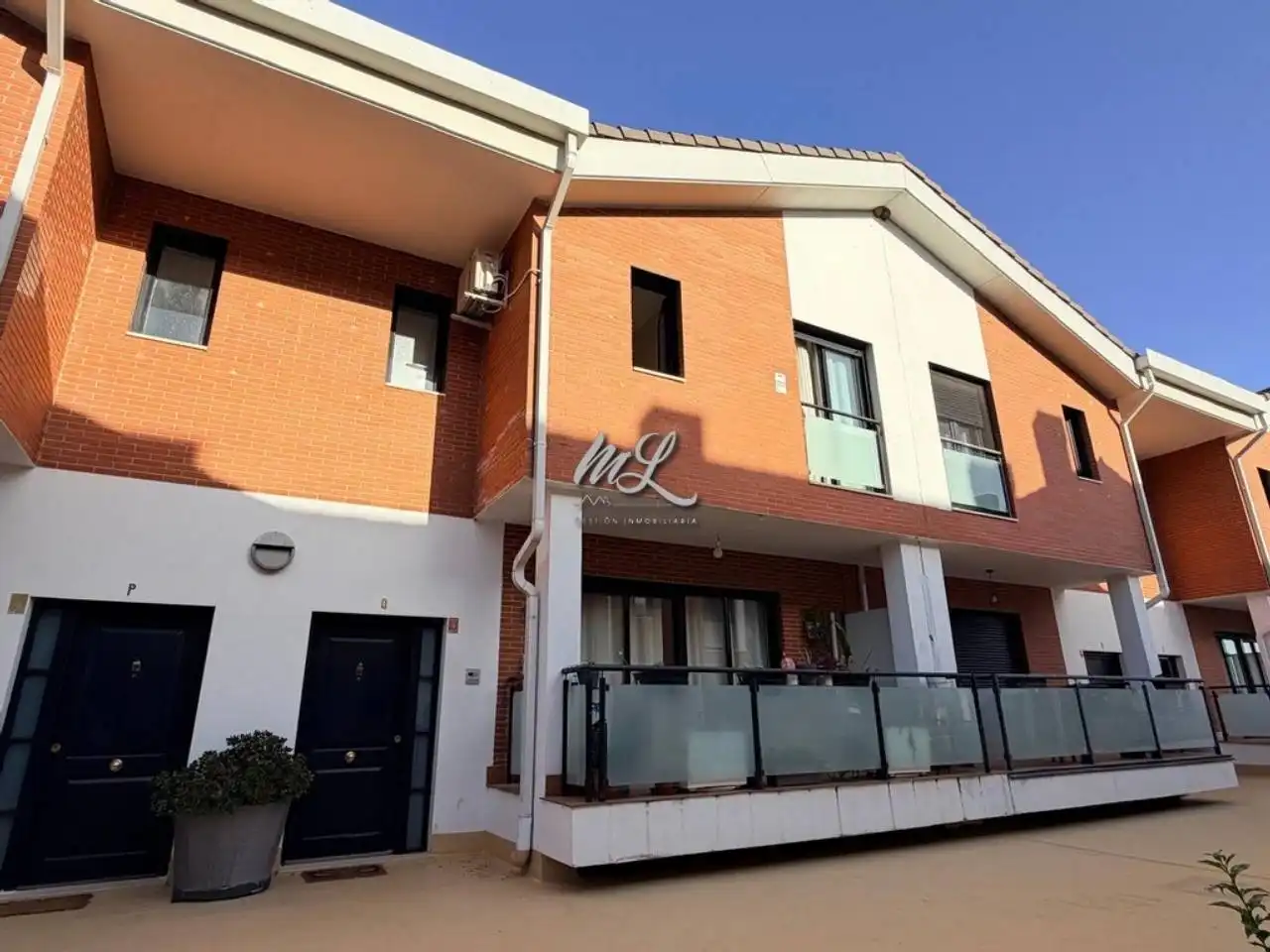 Vista exterior de Casa adosada en venta en Santa Cruz del Retamar con Aire acondicionado, Calefacción y Jardín privado