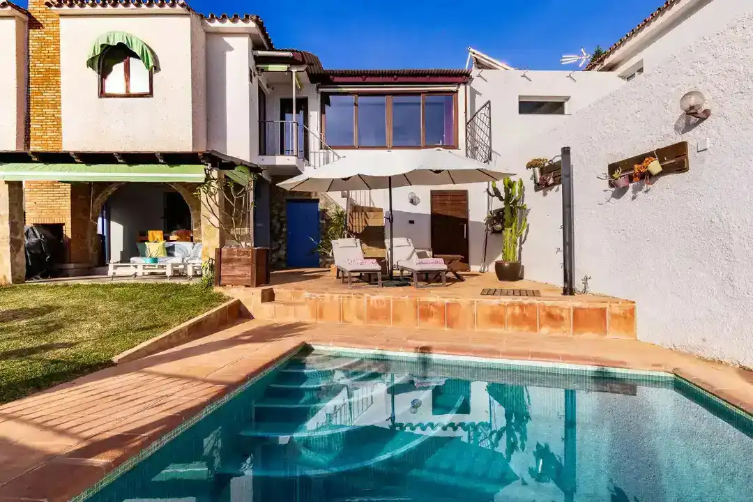 Swimming pool of Houses for sale in Fuengirola  with Air Conditioner, Private garden and Swimming Pool