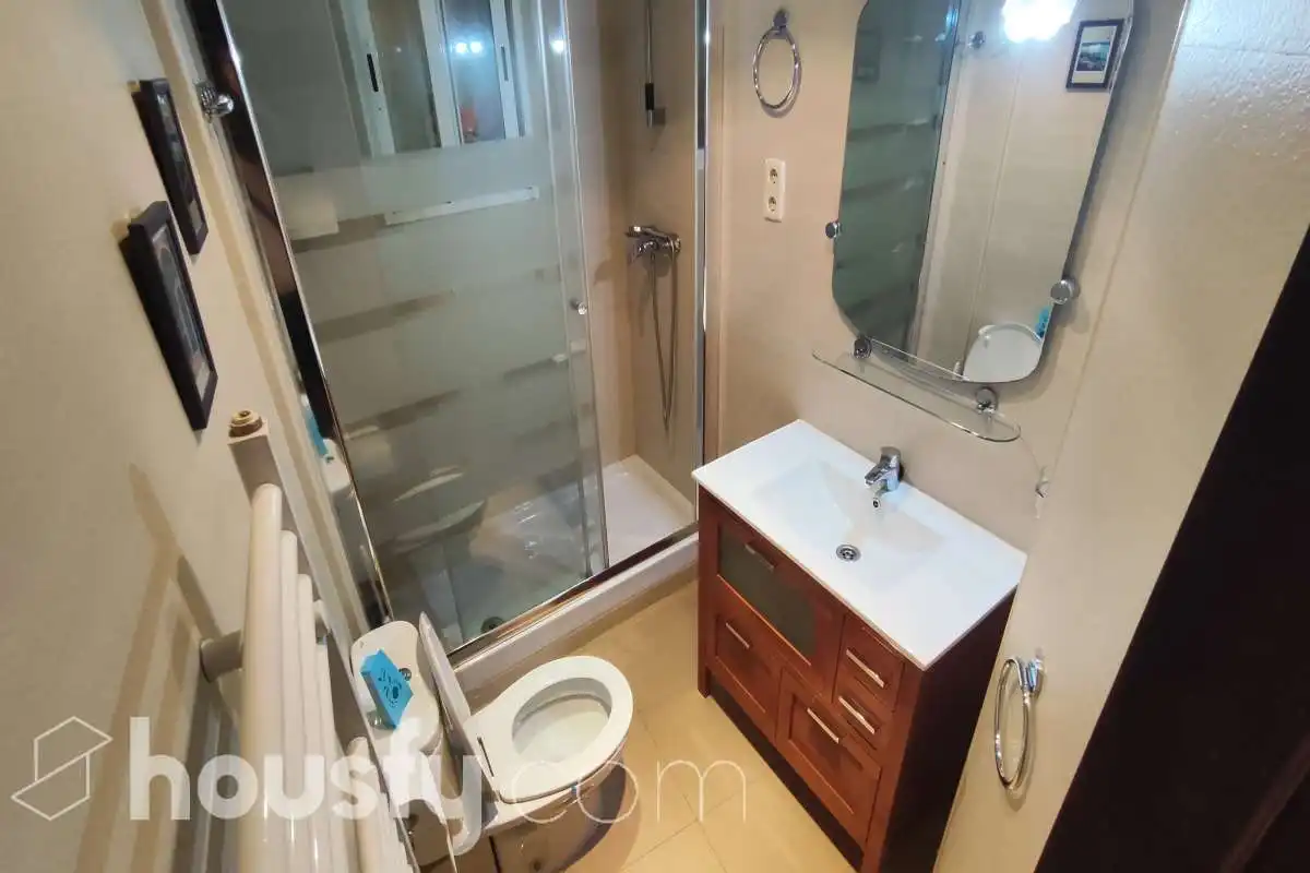 Bathroom of Flat for rent in Madrid  with Air Conditioner, Heating and Parquet flooring