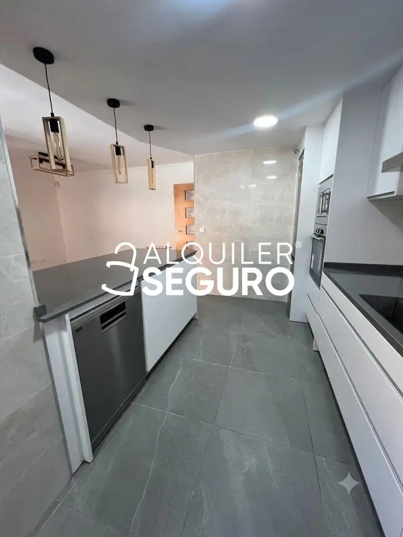 Cuina de Pis de lloguer en Madrid amb Aire condicionat, Calefacció i Piscina