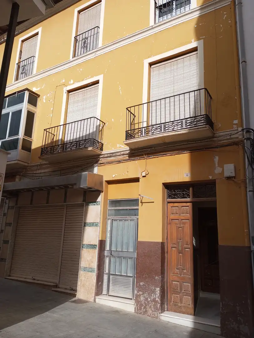 Vista exterior de Edificio en venta en Baza