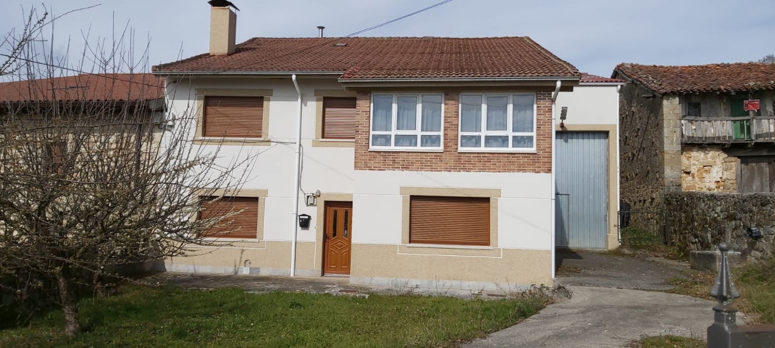 Vista exterior de Casa adosada en venda en Campoo de Yuso amb Calefacció, Parquet i Balcó