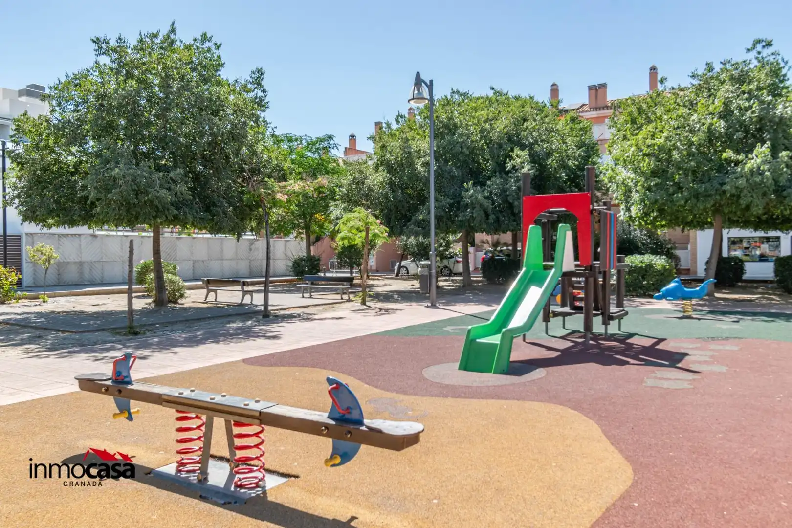 Aparcament de Casa adosada en venda en Armilla amb Aire condicionat, Calefacció i Jardí privat