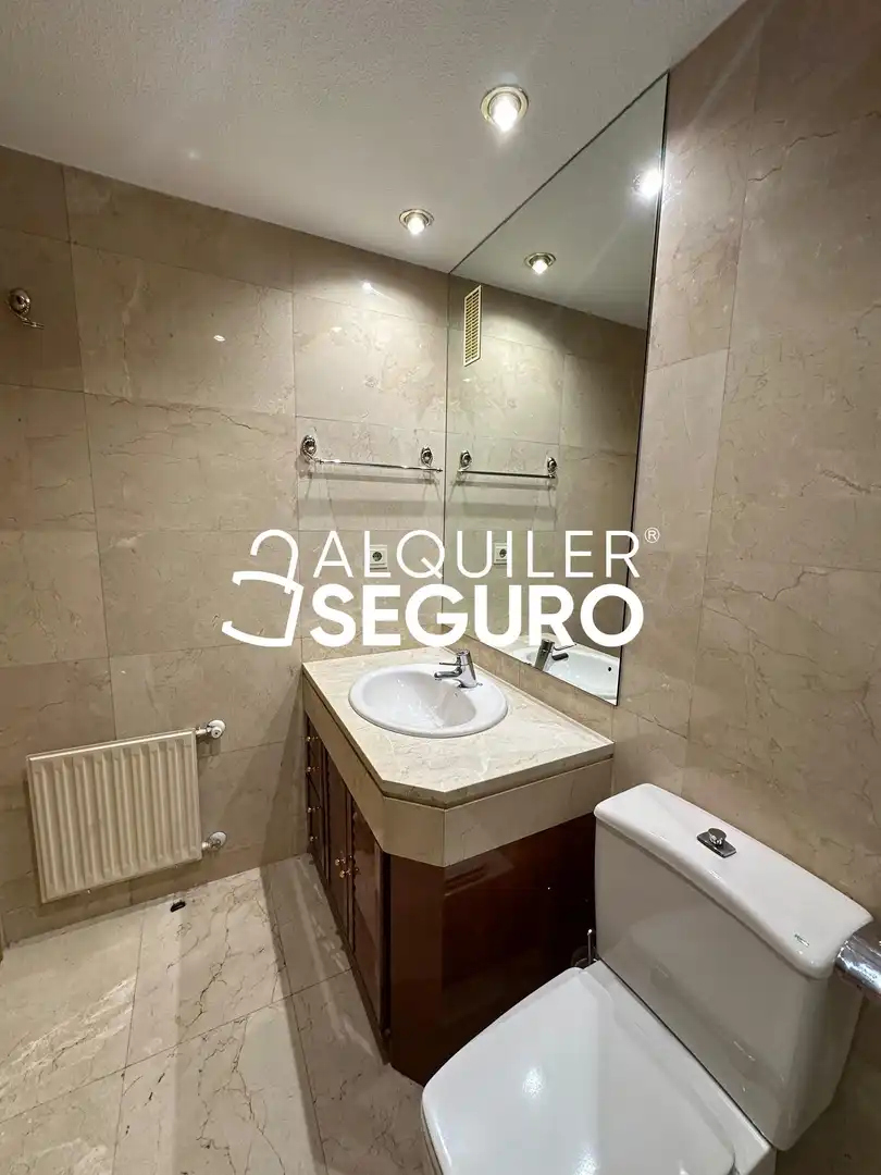 Badezimmer von Wohnung zur Miete in Madrid mit Heizung, Schwimmbad und Möbliert