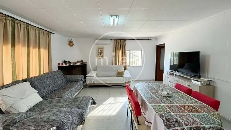 Sala d'estar de Casa o xalet en venda en Turís amb Aire condicionat, Jardí privat i Terrassa