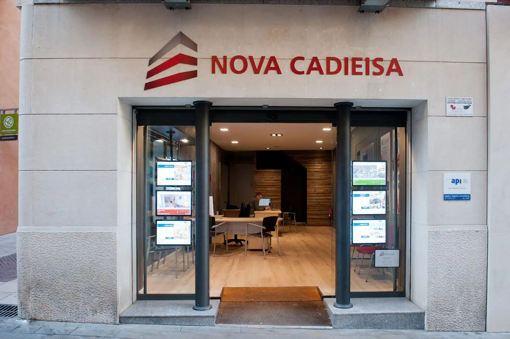 Local commercial à louer à Carrer Besalú 12