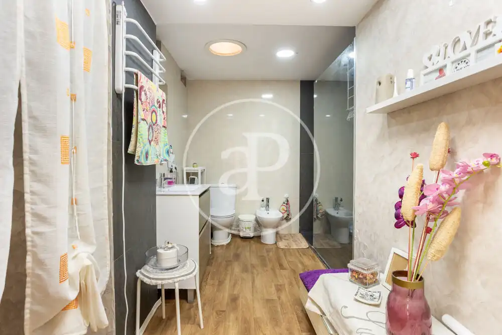Bathroom of Houses for sale in Riba-roja de Túria  with Air Conditioner, Heating and Private garden
