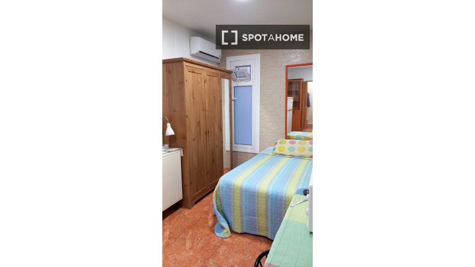 Bedroom of Flat to rent in L'Hospitalet de Llobregat  with Air Conditioner, Heating and Furnished