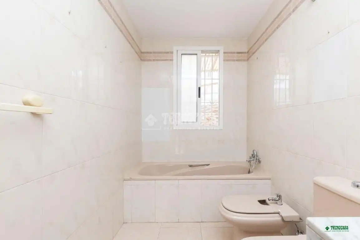 Bany de Pis en venda en Almería amb Aire condicionat i Balcó