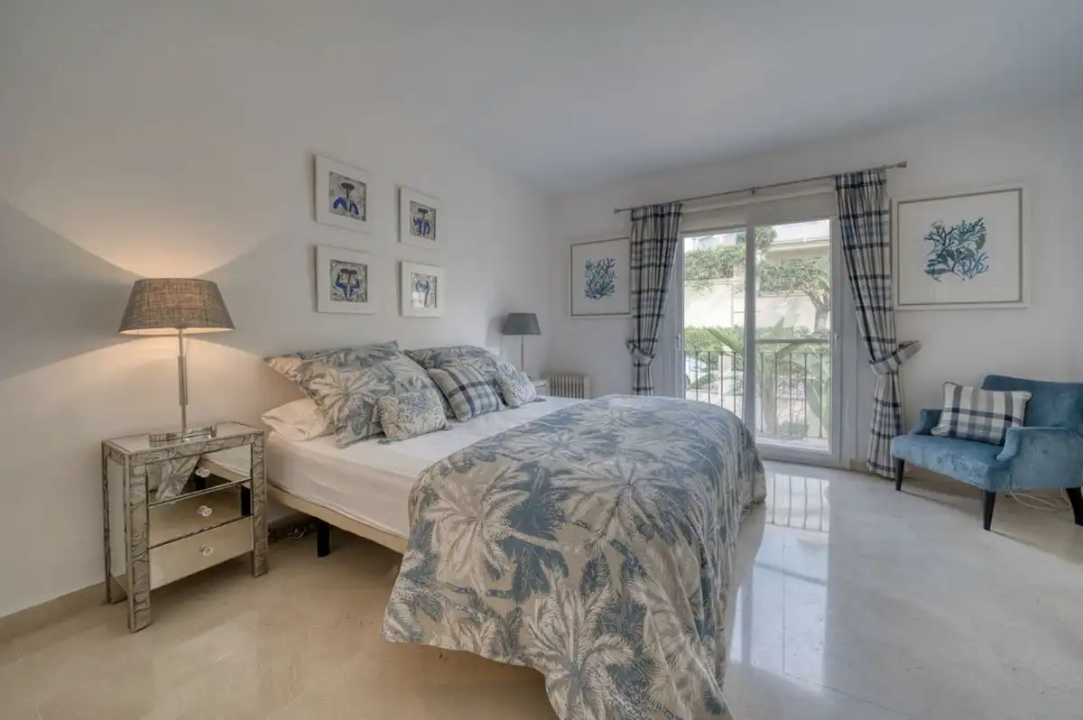 Habitación de Casa adosada de alquiler en Benahavís con Aire acondicionado, Jardín privado y Terraza