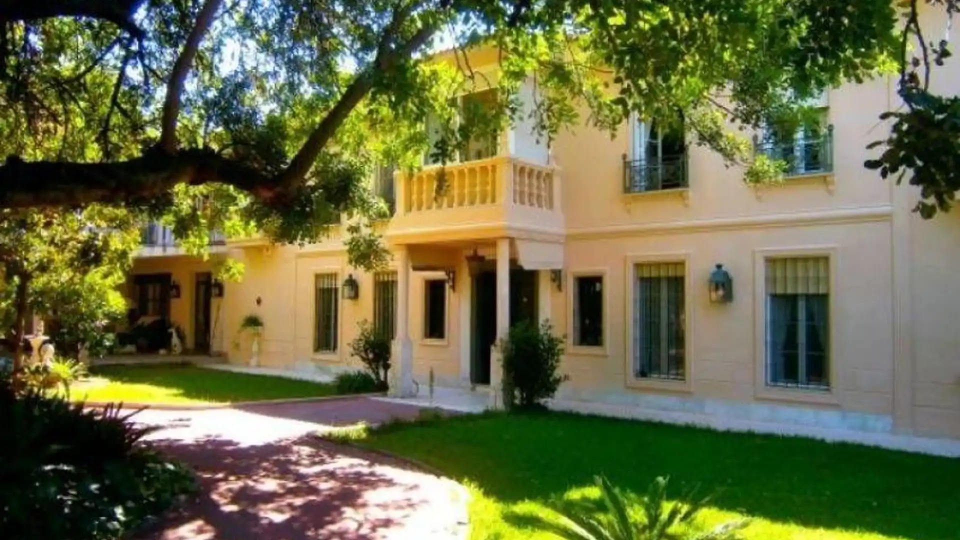 Vista exterior de Casa o chalet en venta en  Córdoba Capital con Aire acondicionado, Calefacción y Jardín privado