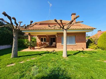 Chalet con balcón en venta en Canovelles