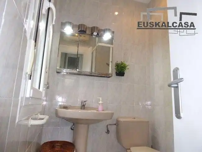Baño de Apartamento en venta en Errekalde