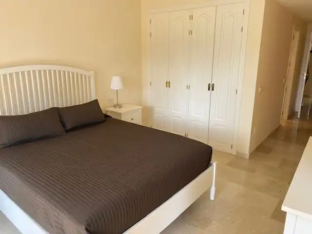 Habitación de Apartamento de alquiler en Estepona con Aire acondicionado, Calefacción y Jardín privado