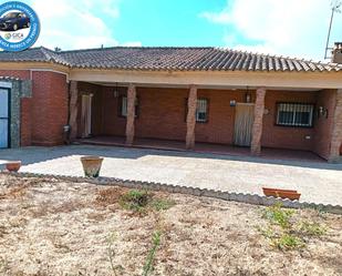 Vista exterior de Casa o xalet en venda en Chiclana de la Frontera amb Jardí privat, Traster i Piscina