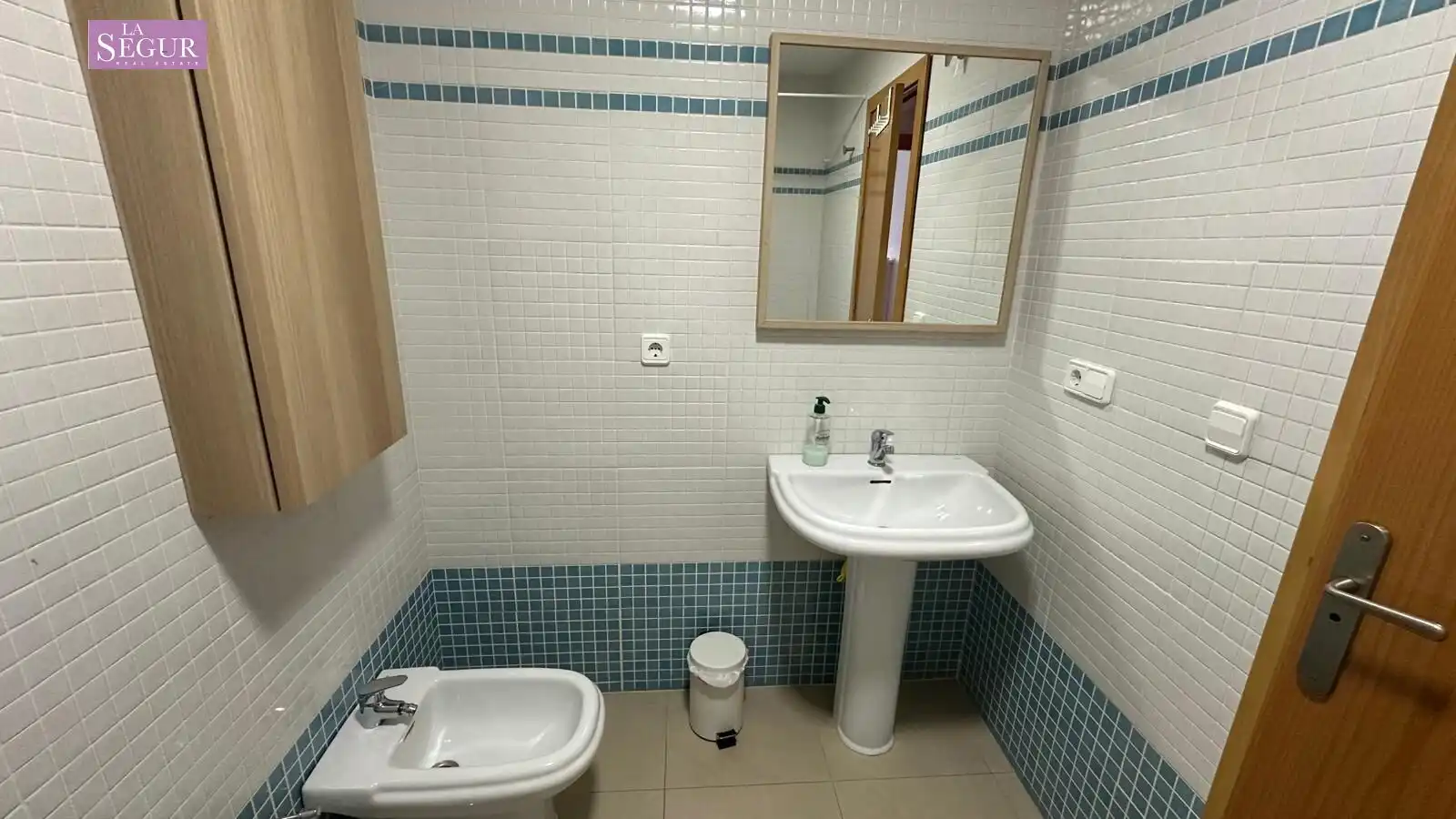 Badezimmer von Wohnung zum Verkauf in Conil de la Frontera mit Klimaanlage, Privatgarten und Abstellraum